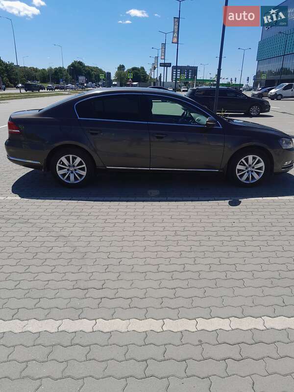 Седан Volkswagen Passat 2012 в Львове