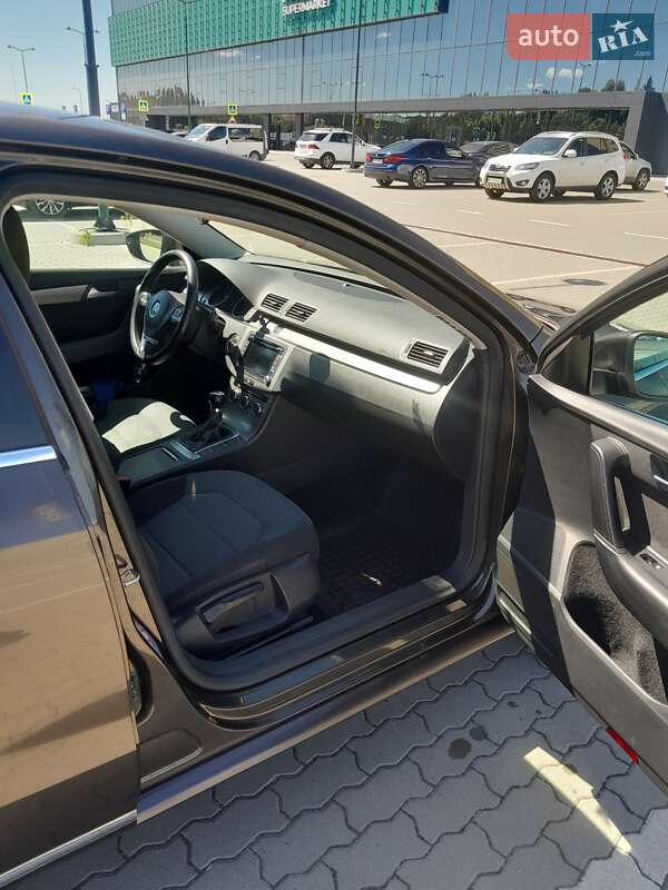 Седан Volkswagen Passat 2012 в Львове