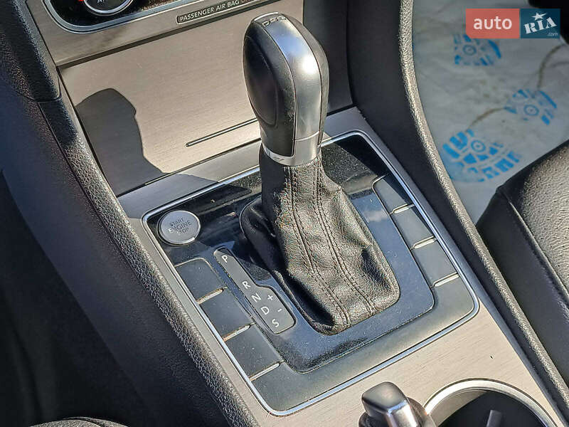 Седан Volkswagen Passat 2015 в Харькове