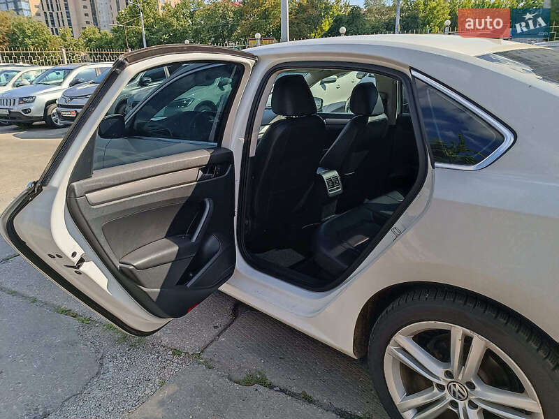 Седан Volkswagen Passat 2015 в Харькове