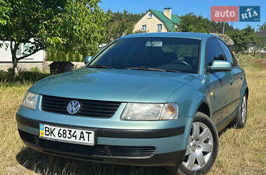 Седан Volkswagen Passat 2000 в Вараші