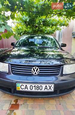 Седан Volkswagen Passat 2000 в Умані