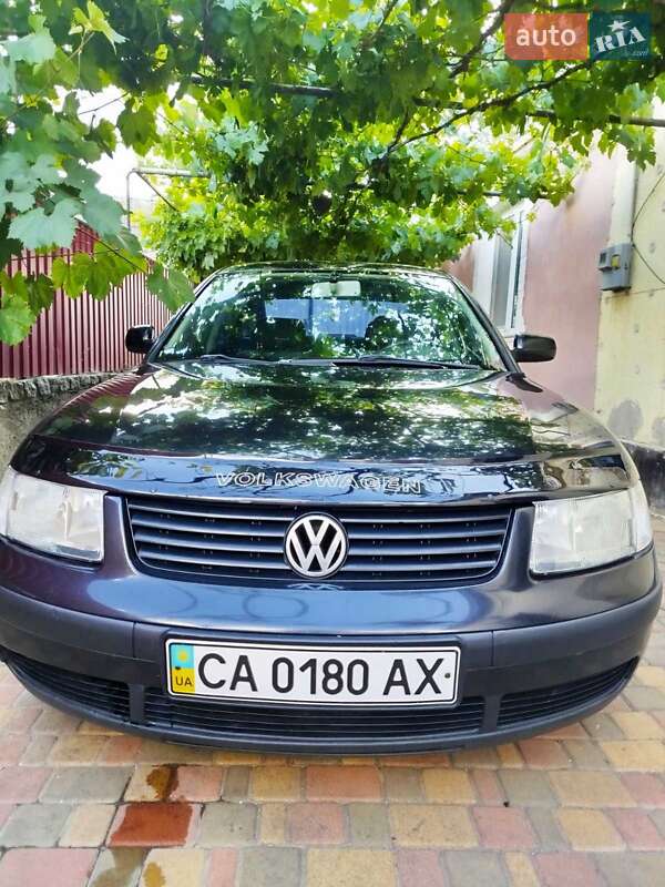 Седан Volkswagen Passat 2000 в Умані