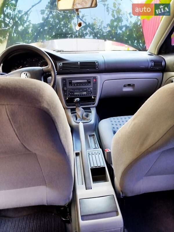 Седан Volkswagen Passat 2000 в Умані