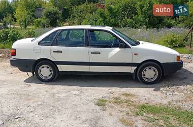 Седан Volkswagen Passat 1993 в 