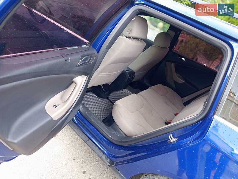 Універсал Volkswagen Passat 2005 в Новояворівську