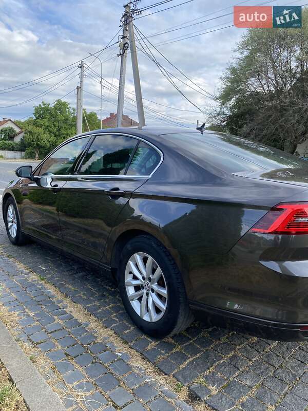 Седан Volkswagen Passat 2015 в Хусті