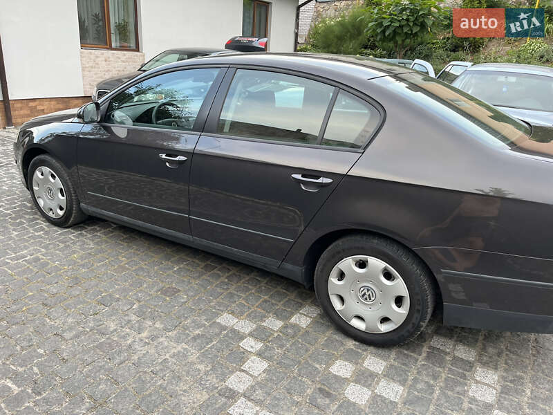 Седан Volkswagen Passat 2005 в Звягелі