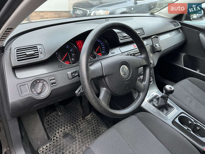 Седан Volkswagen Passat 2005 в Звягелі