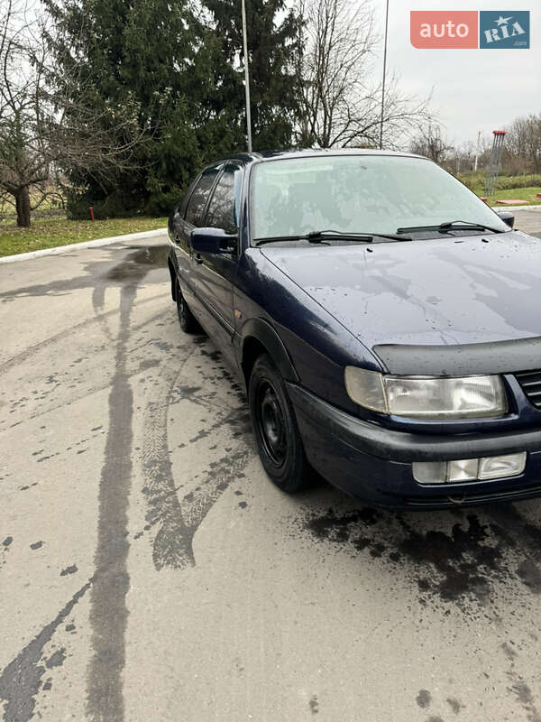 Седан Volkswagen Passat 1996 в Жидачові
