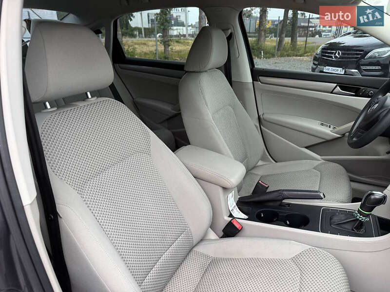 Седан Volkswagen Passat 2012 в Стрые