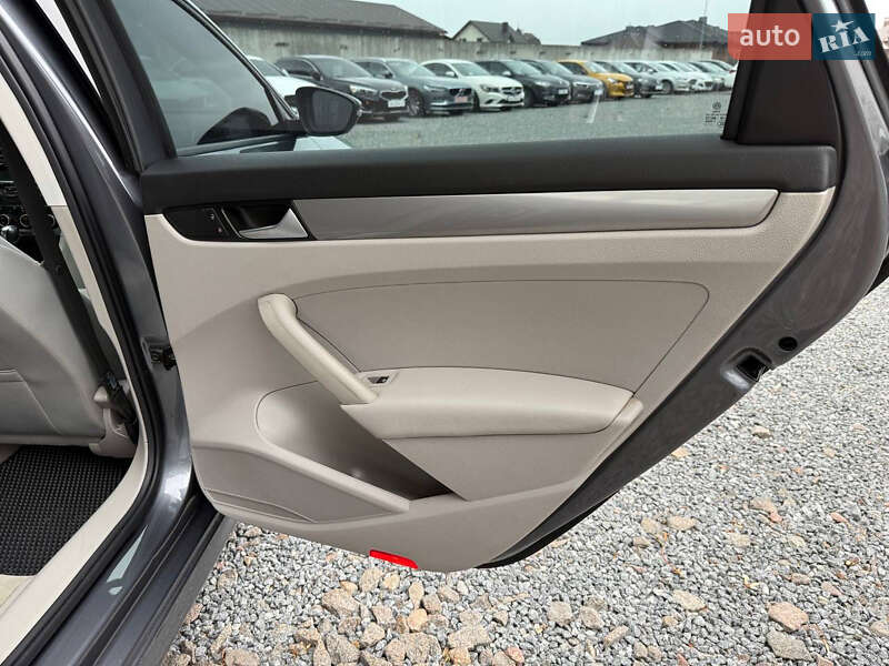 Седан Volkswagen Passat 2012 в Стрые
