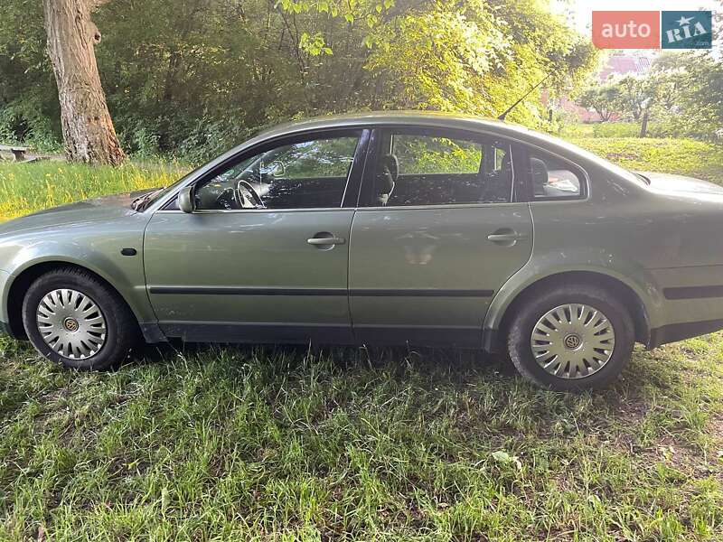 Седан Volkswagen Passat 2002 в Києві