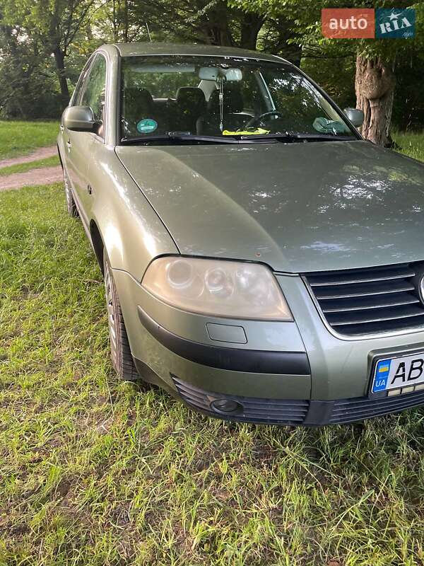 Седан Volkswagen Passat 2002 в Києві