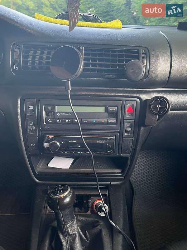 Седан Volkswagen Passat 2002 в Києві