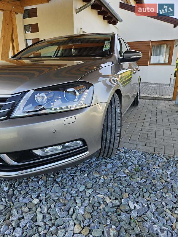 Седан Volkswagen Passat 2012 в Ужгороді