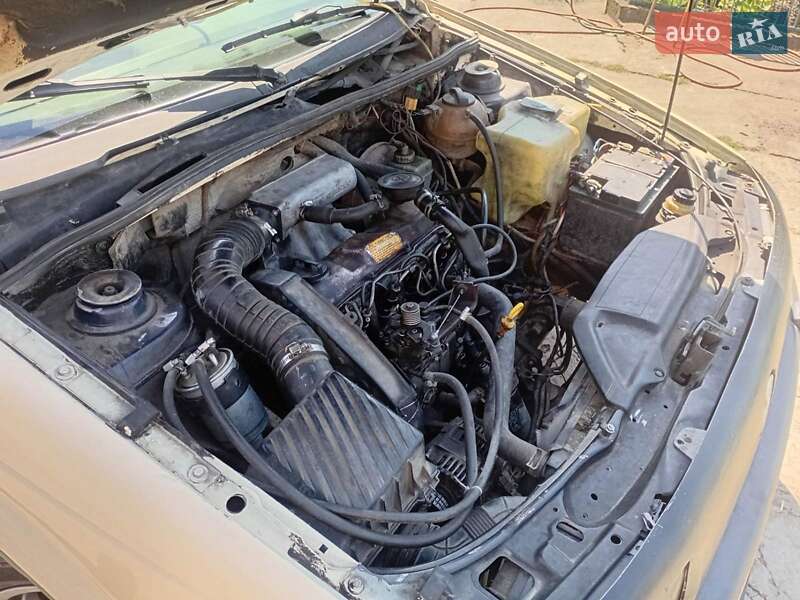 Седан Volkswagen Passat 1990 в Бурштыне