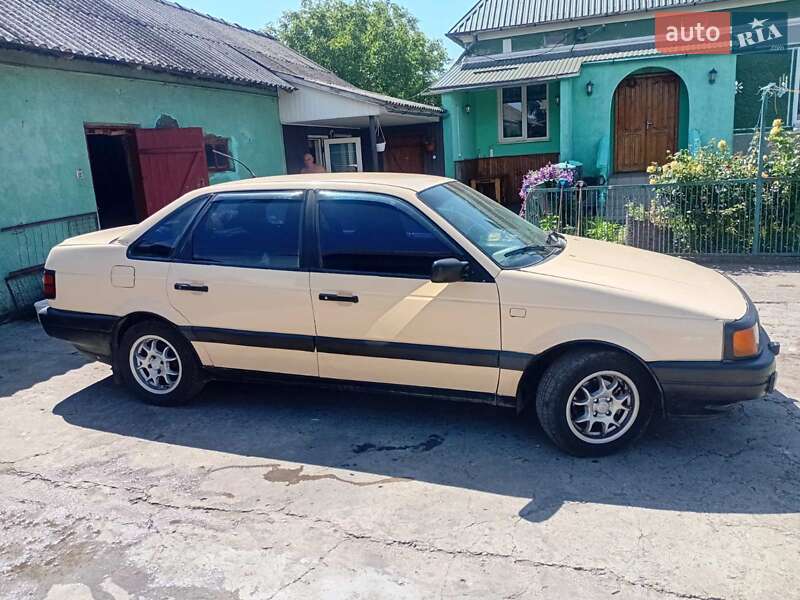 Седан Volkswagen Passat 1990 в Бурштыне