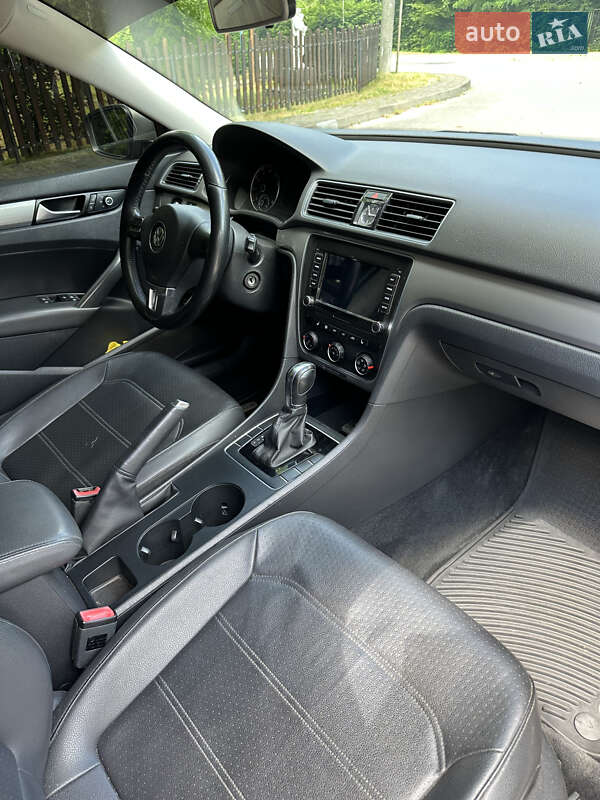 Седан Volkswagen Passat 2013 в Львове