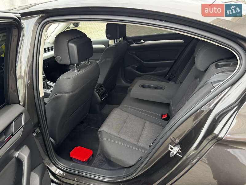 Седан Volkswagen Passat 2014 в Черновцах