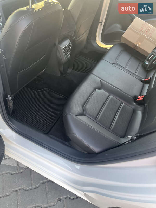 Седан Volkswagen Passat 2014 в Днепре