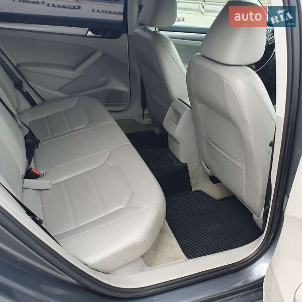 Седан Volkswagen Passat 2015 в Тернополе