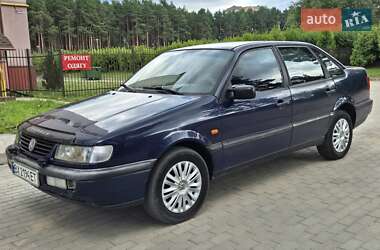 Седан Volkswagen Passat 1994 в Славуте