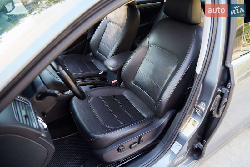 Седан Volkswagen Passat 2013 в Києві