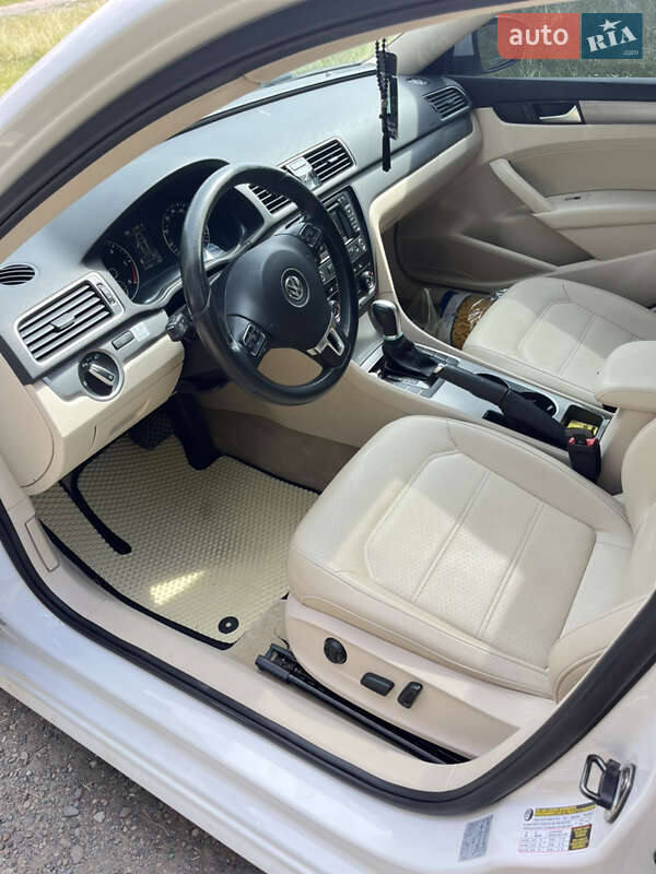 Седан Volkswagen Passat 2014 в Чернівцях