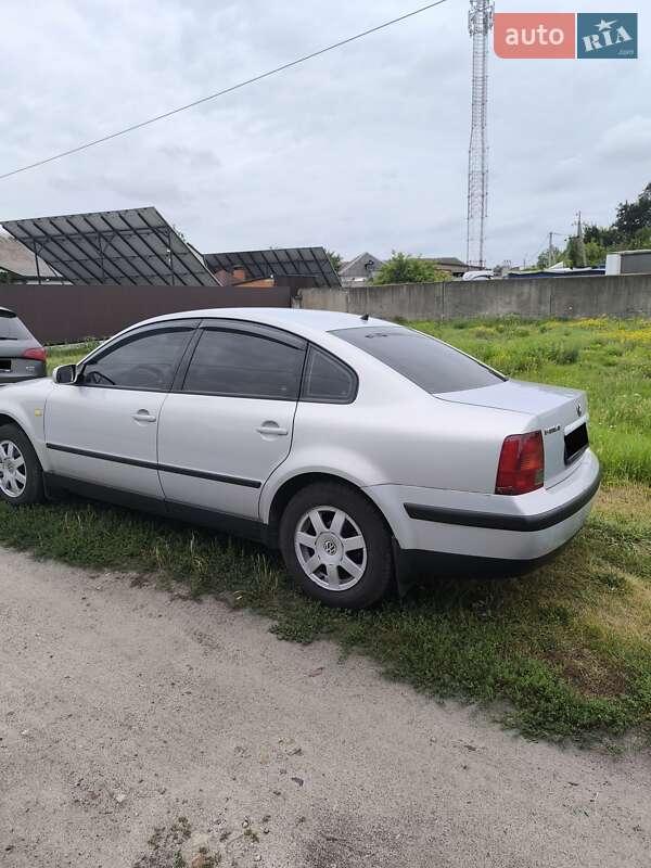 Седан Volkswagen Passat 1999 в Ромнах