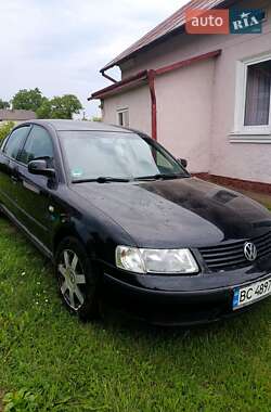 Седан Volkswagen Passat 2000 в Самборі