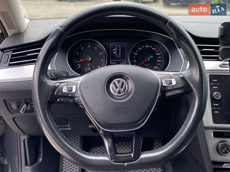 Седан Volkswagen Passat 2017 в Киеве