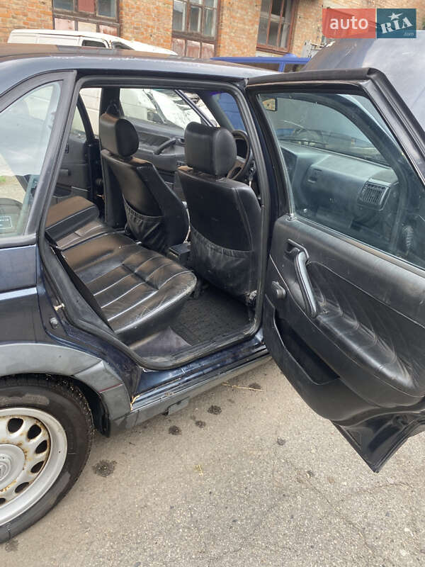 Седан Volkswagen Passat 1990 в Ромнах