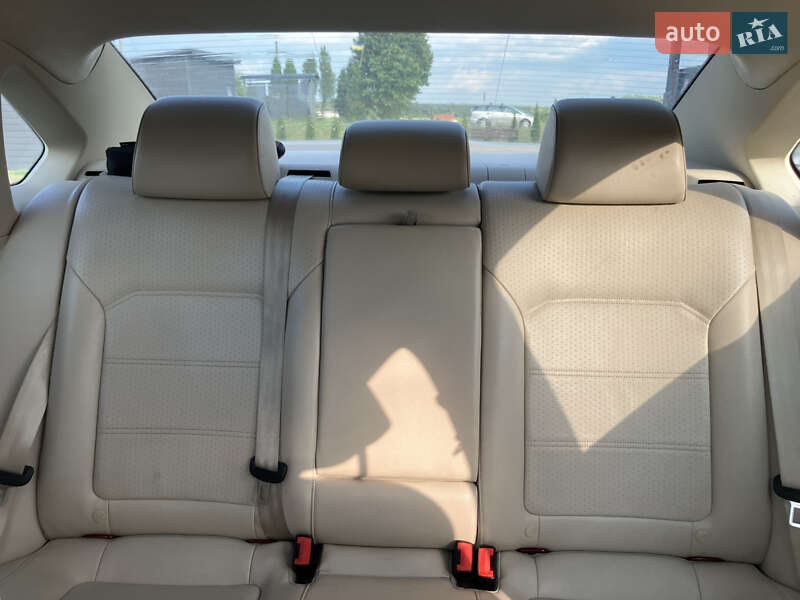 Седан Volkswagen Passat 2014 в Львове