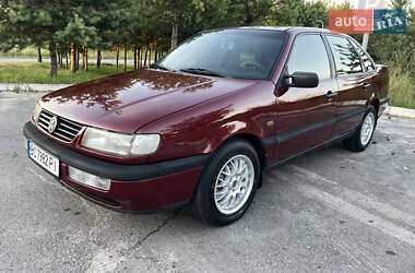 Седан Volkswagen Passat 1996 в Золочеві