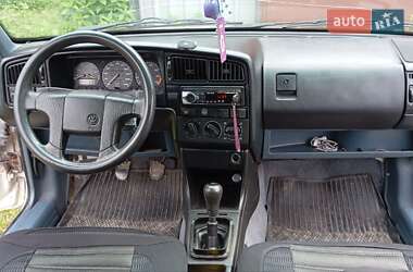 Седан Volkswagen Passat 1993 в 