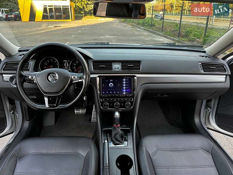 Седан Volkswagen Passat 2017 в Ивано-Франковске