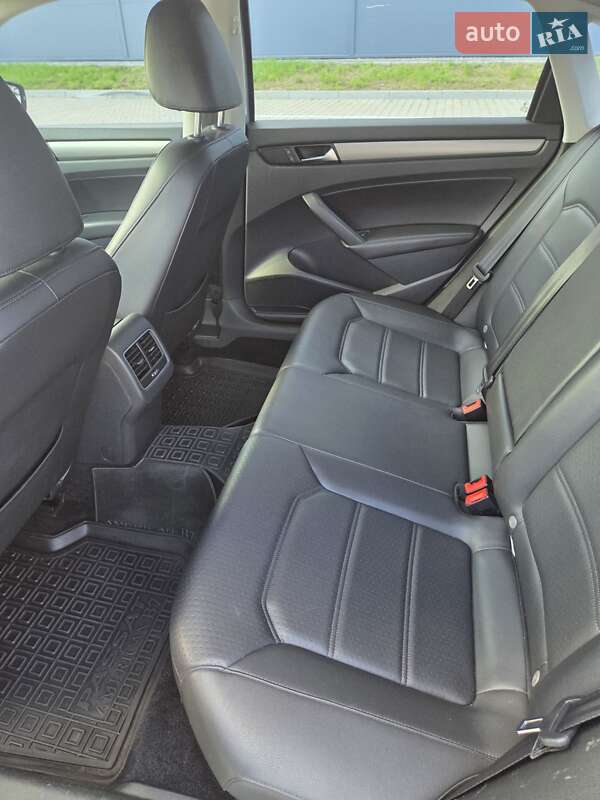 Седан Volkswagen Passat 2013 в Ивано-Франковске