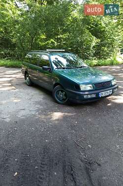 Универсал Volkswagen Passat 1995 в Сарнах