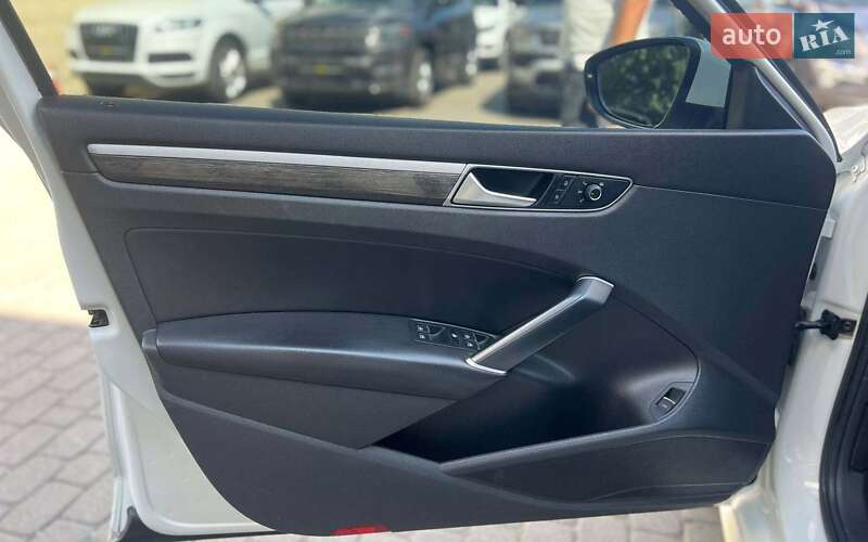 Седан Volkswagen Passat 2015 в Ивано-Франковске