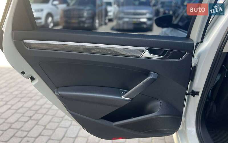 Седан Volkswagen Passat 2015 в Ивано-Франковске