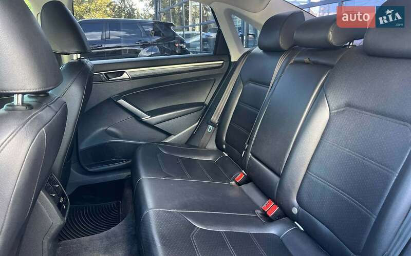 Седан Volkswagen Passat 2015 в Ивано-Франковске