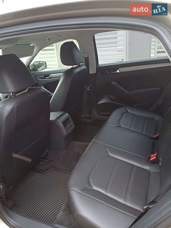 Седан Volkswagen Passat 2014 в Львові
