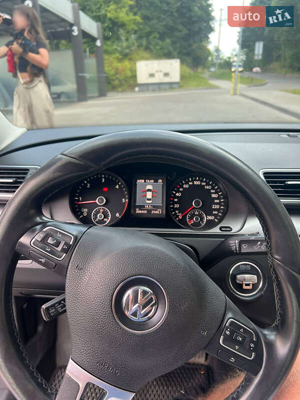 Седан Volkswagen Passat 2013 в Львове