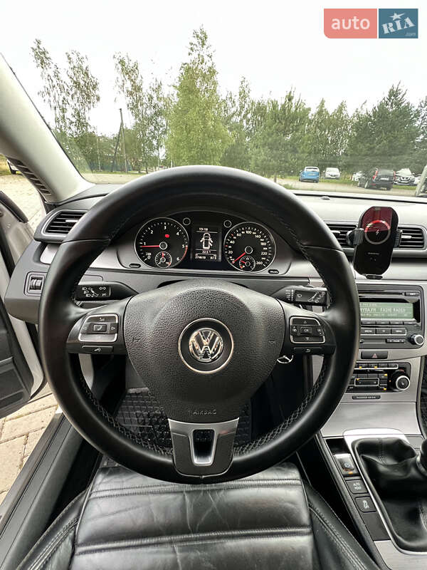Универсал Volkswagen Passat 2011 в Дрогобыче