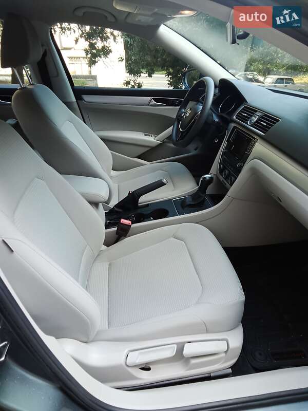 Седан Volkswagen Passat 2017 в Кропивницком