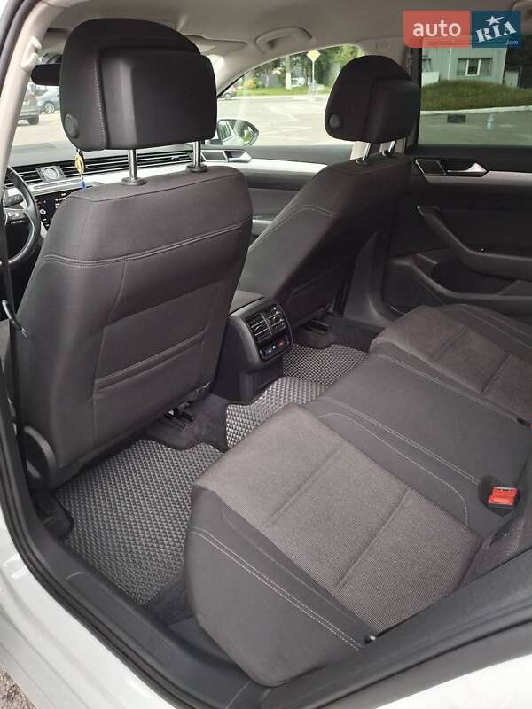 Седан Volkswagen Passat 2018 в Львове