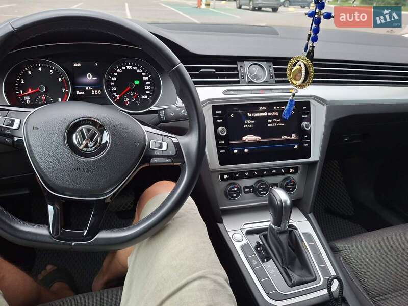Седан Volkswagen Passat 2018 в Львове