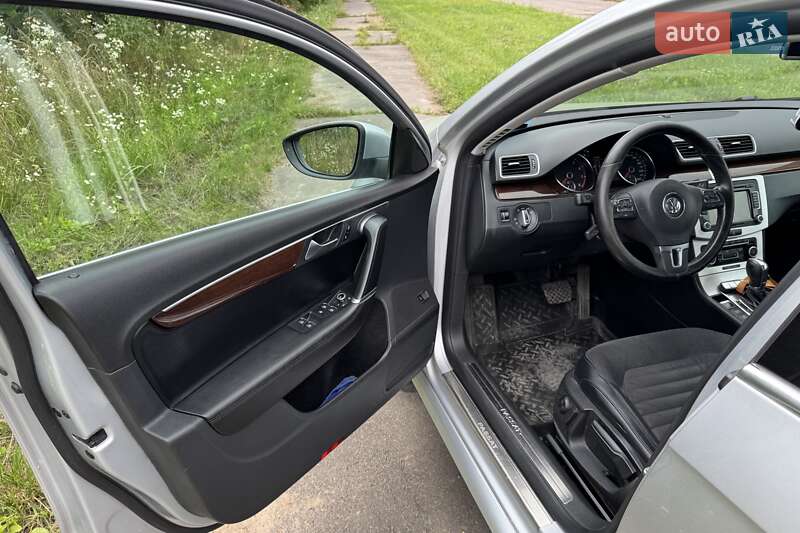 Седан Volkswagen Passat 2011 в Львове