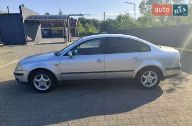 Седан Volkswagen Passat 2002 в Ужгороді